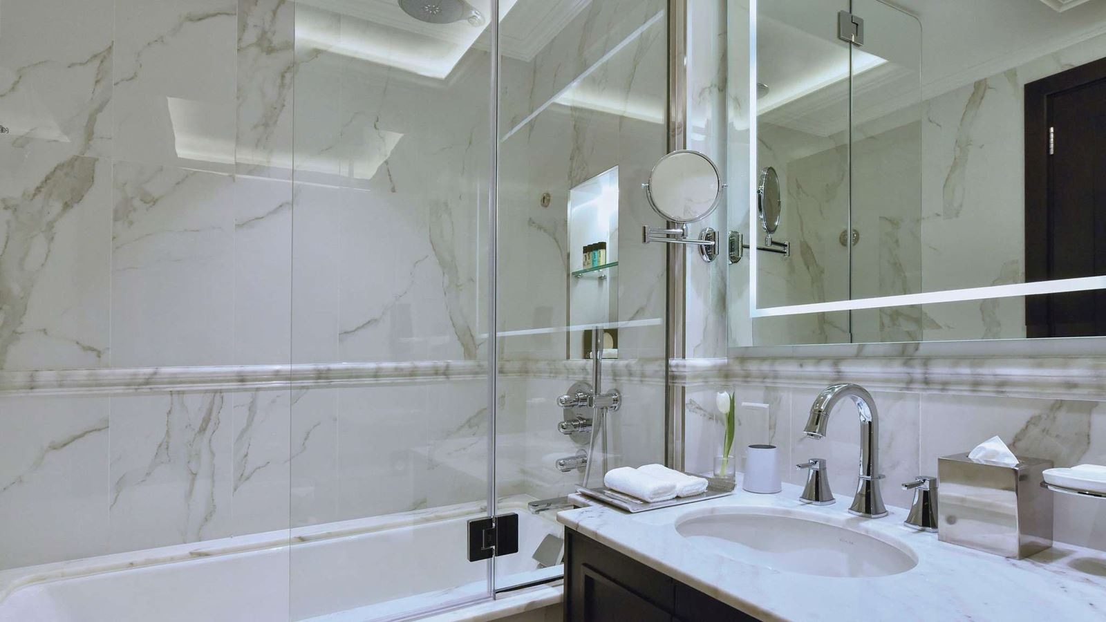 rooms-deluxe-king-room