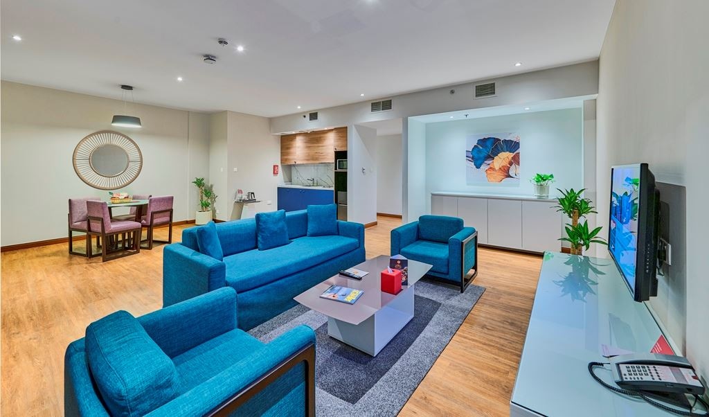 rooms-1bedroom-king-suite-with-balcony-city-view