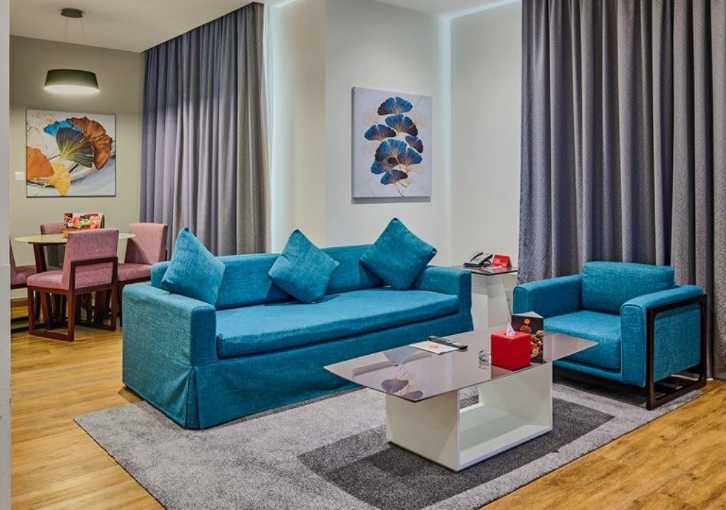 rooms-1bedroom-king-suite-with-balcony-city-view