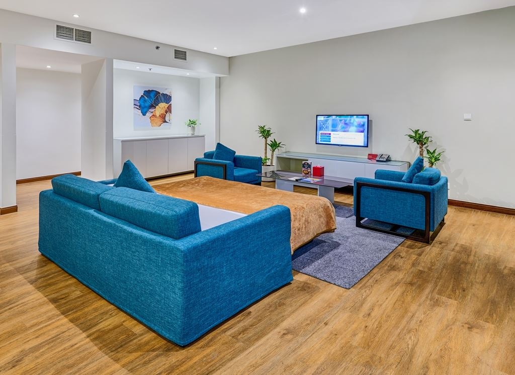 rooms-1bedroom-king-suite-with-balcony-partial-sea-view