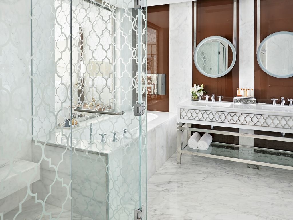 rooms-queen-deluxe-skyline-sea-view-room