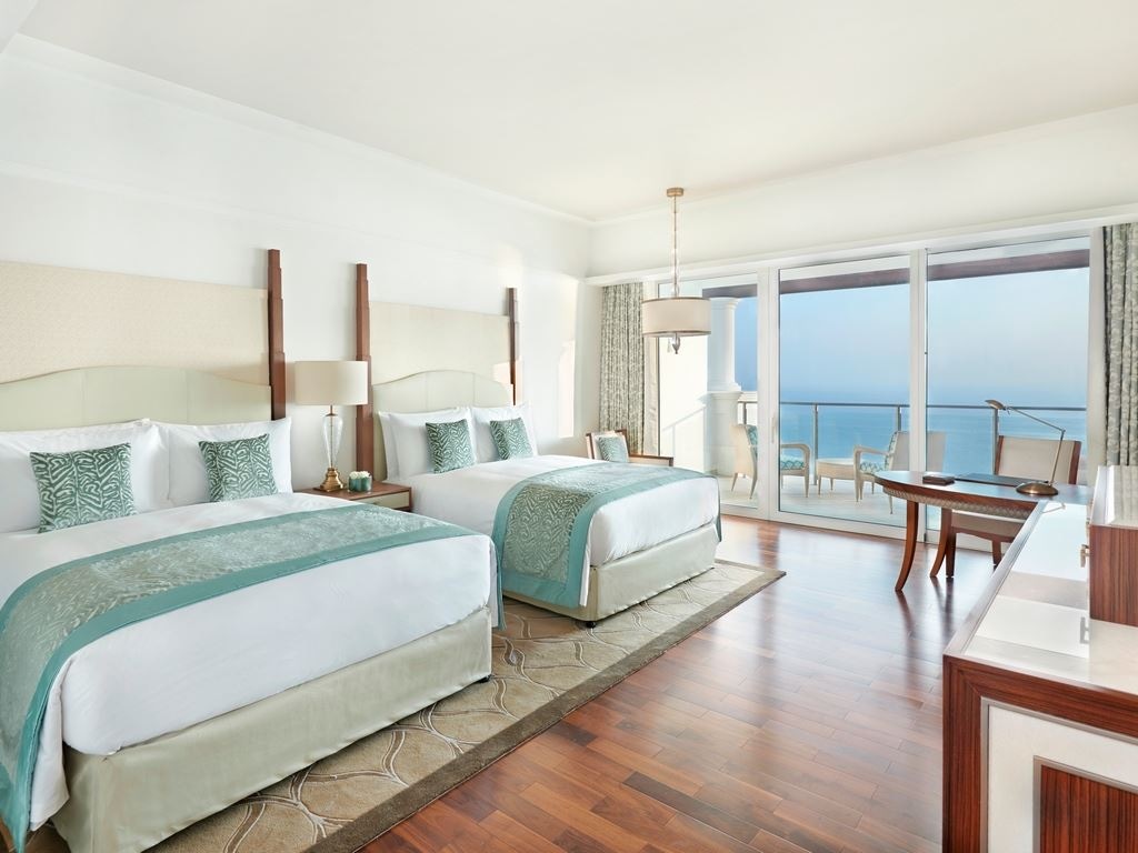 rooms-queen-deluxe-palm-sea-view-room