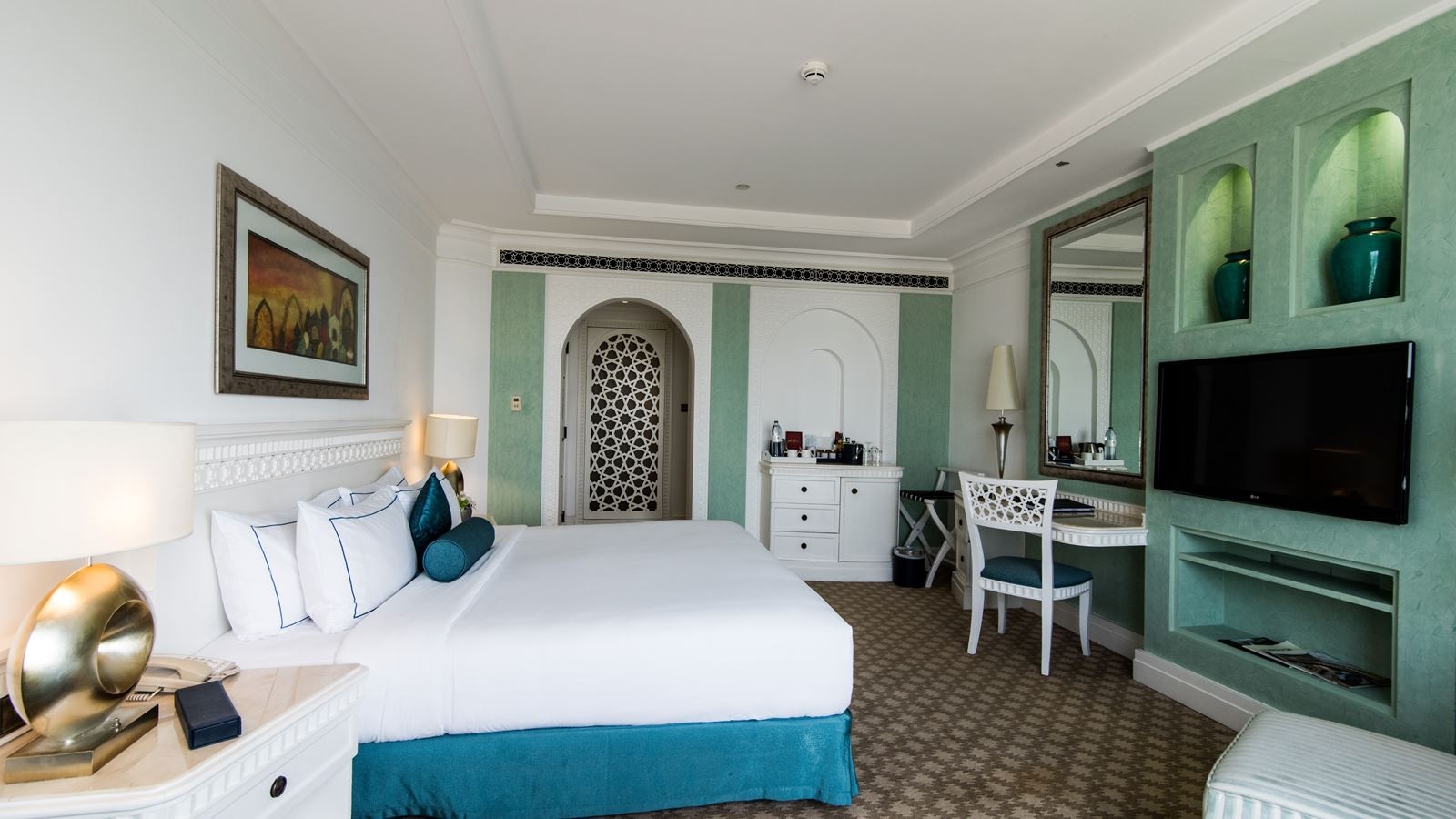 rooms-tower-room-partial-sea-view