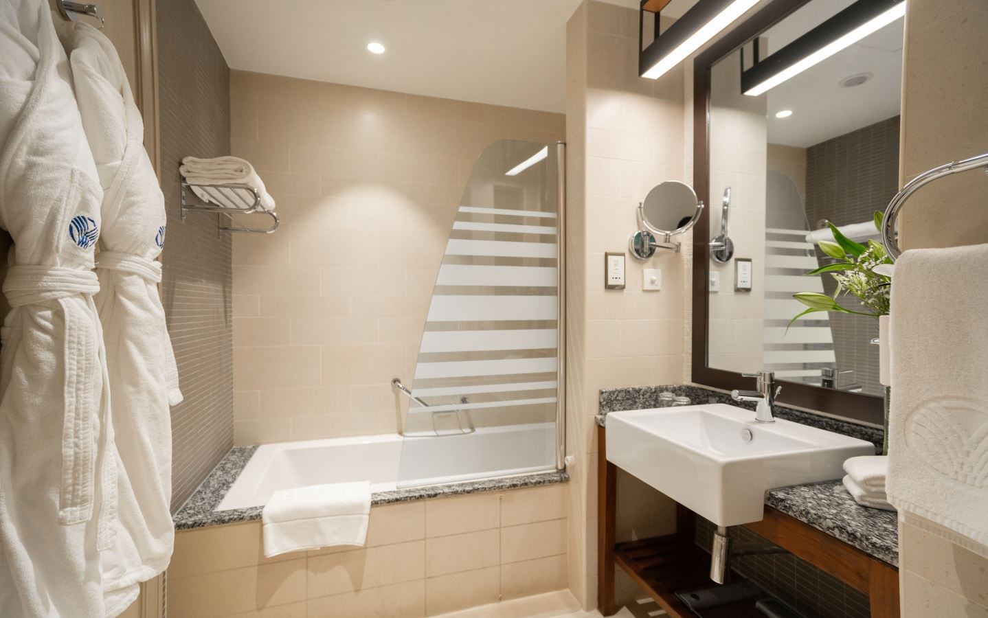 rooms-sea-front-view-family-room-with-balcony