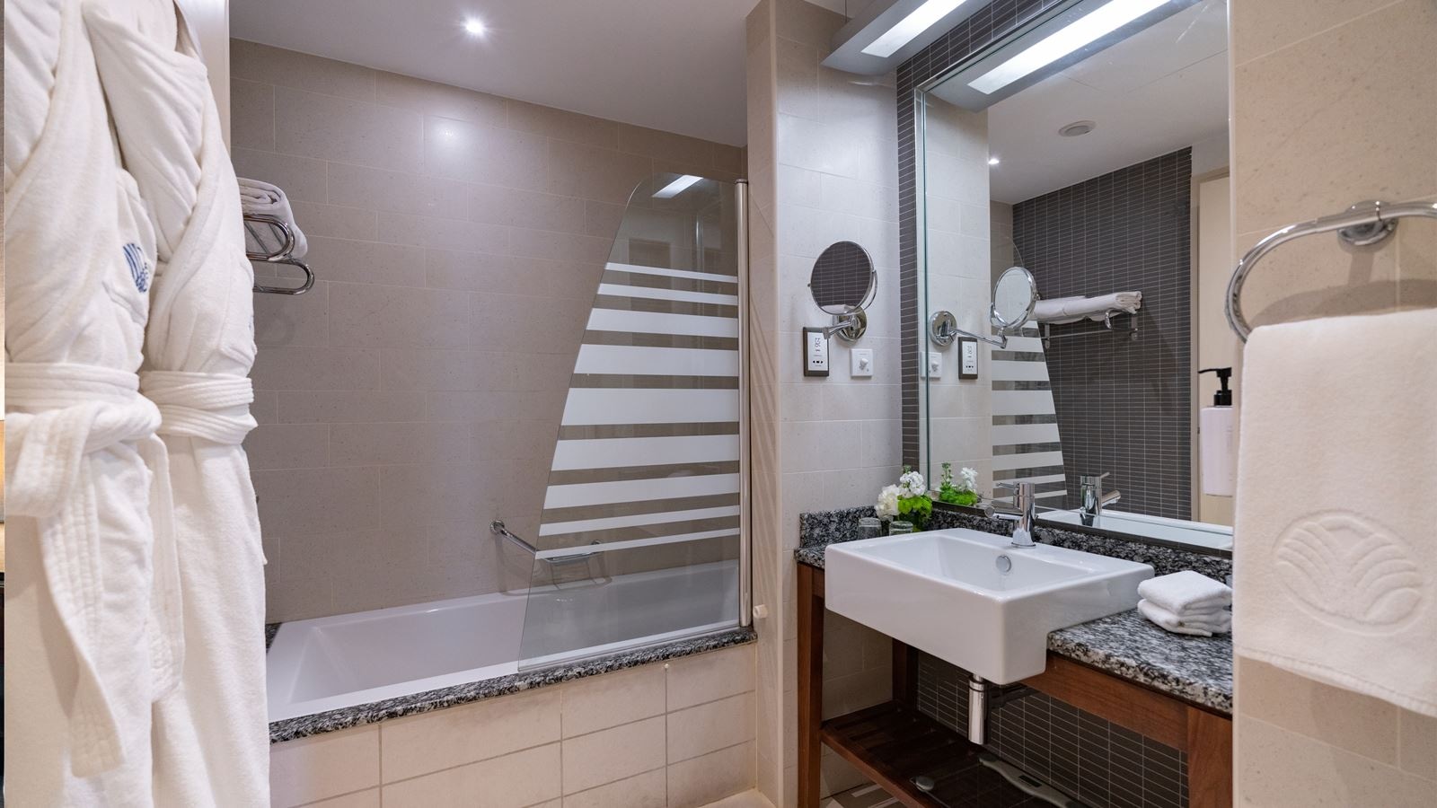 rooms-sea-front-view-room-w-balcony