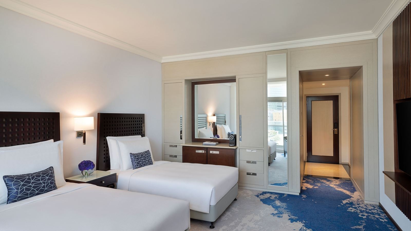 rooms-spacious-sea-view-room-with-balcony-and-lounge-access