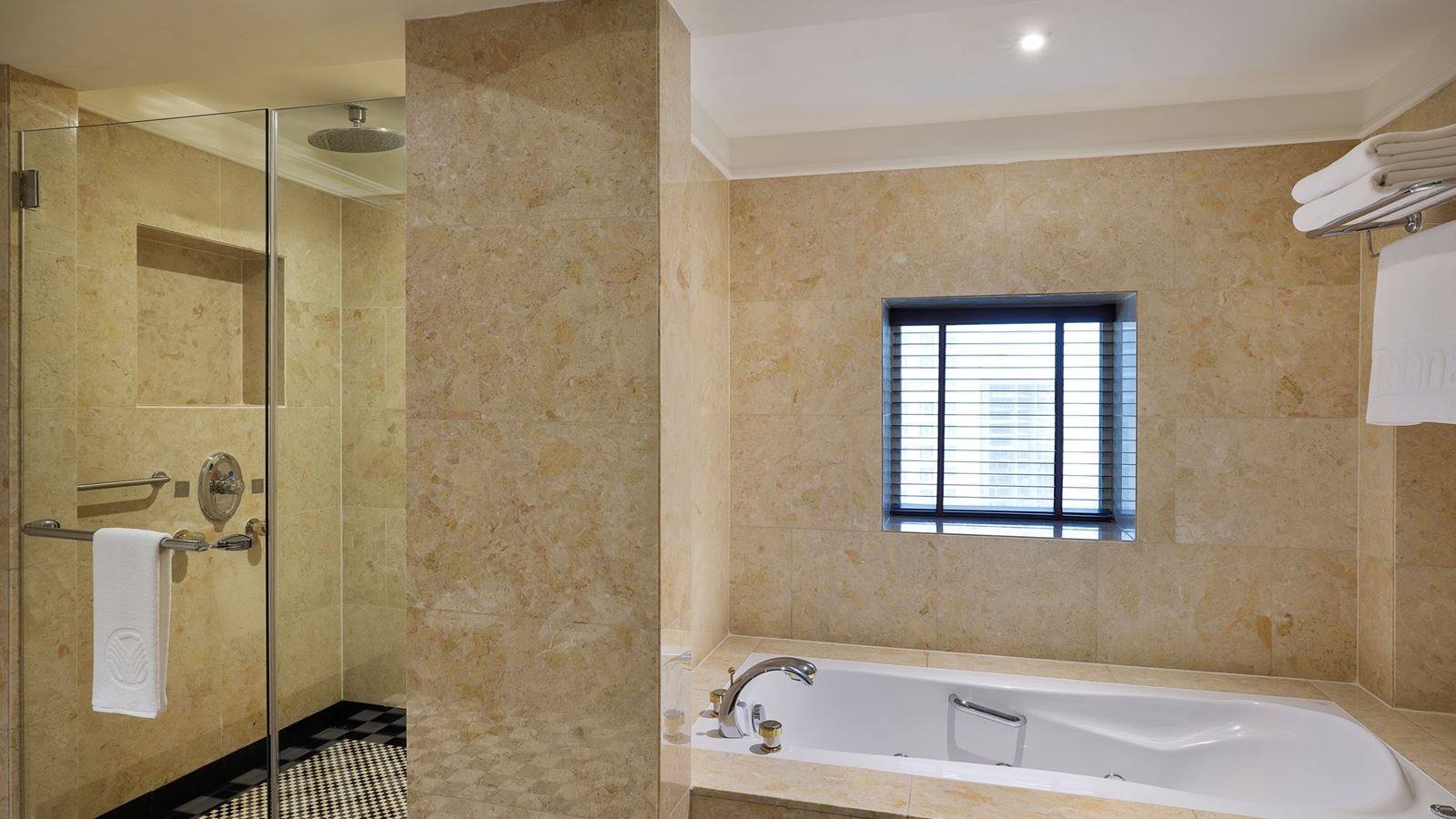 rooms-sea-view-suite-with-balcony-and-lounge-access