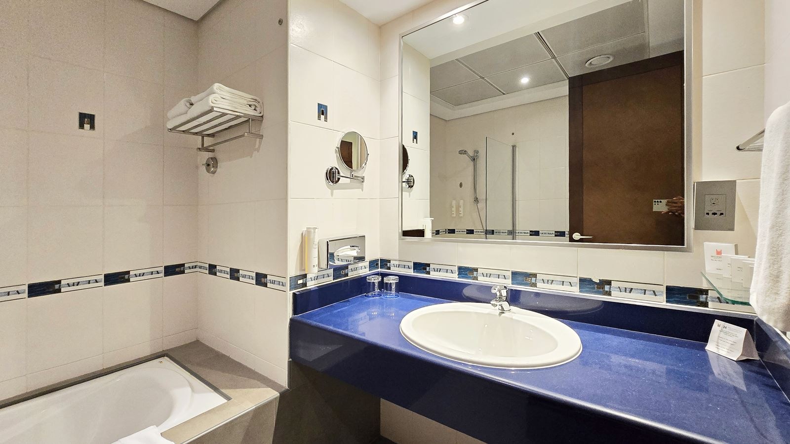 rooms-superior-room-city-view