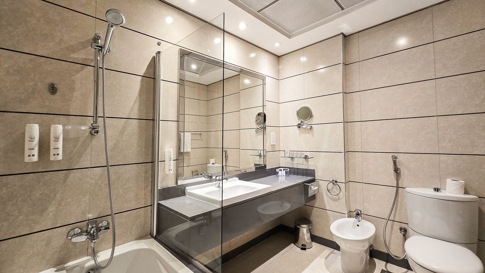 rooms-deluxe-one-bedroom-suite-creek-view