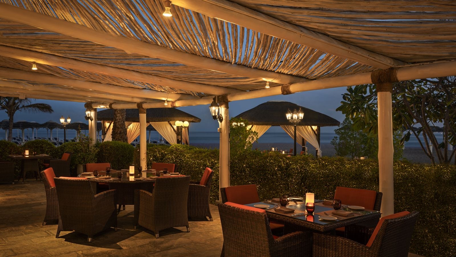 restaurants-waves-beach-restaurant