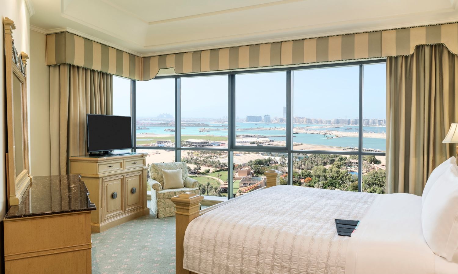 rooms-royal-club-tower-suite