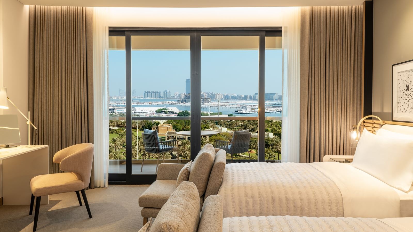 rooms-royal-club-tower-room-sea-view