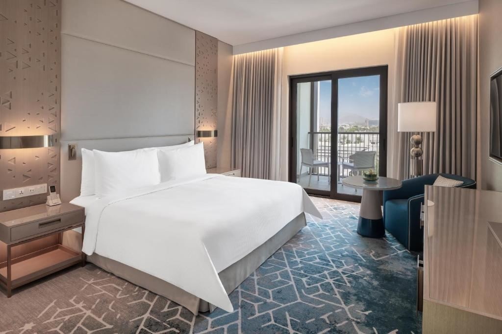 rooms-deluxe-room-pool-view