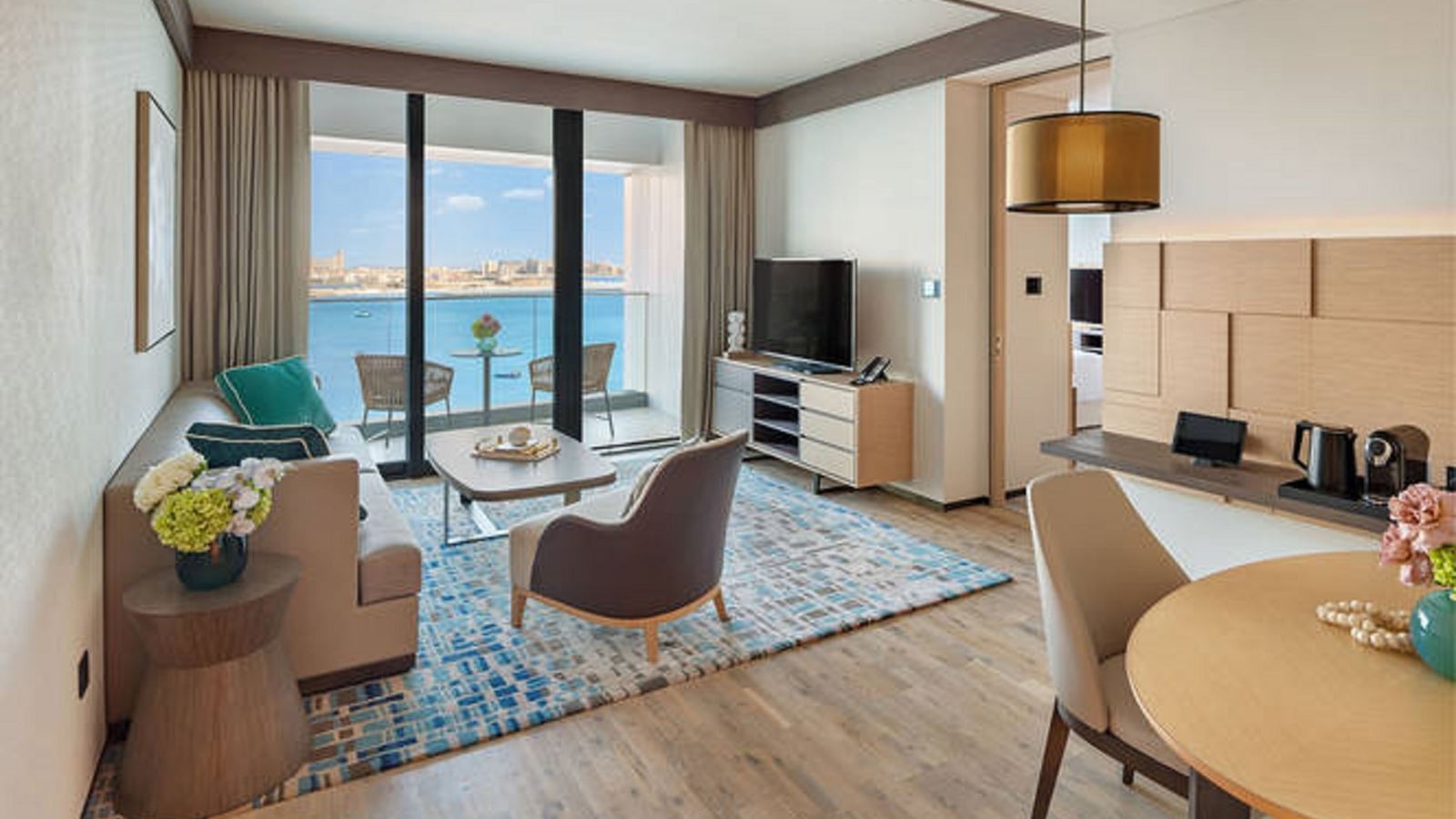 rooms-executive-suite-w-balcony