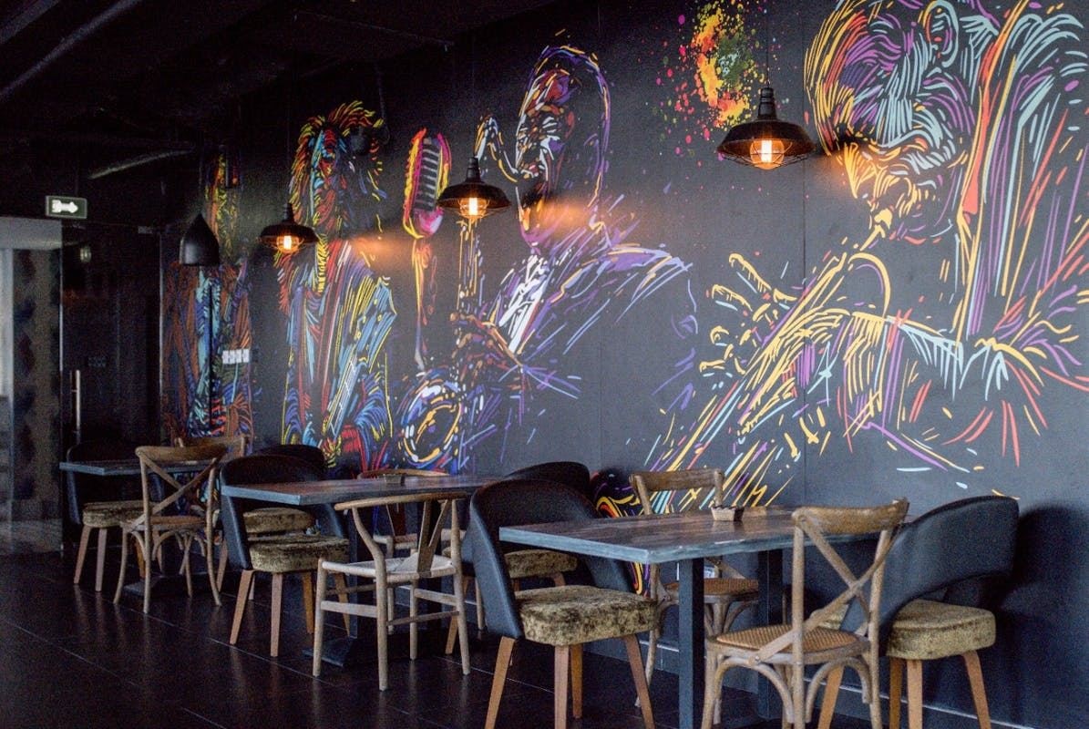 bars-lillys-social-house-bar--restaurant