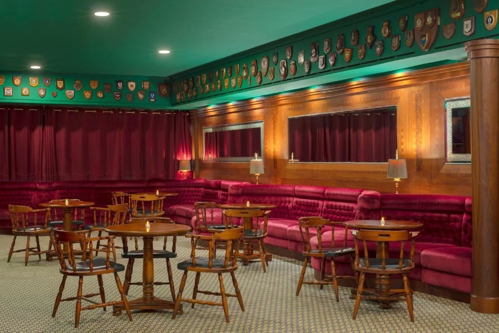 bars-the-golden-lion