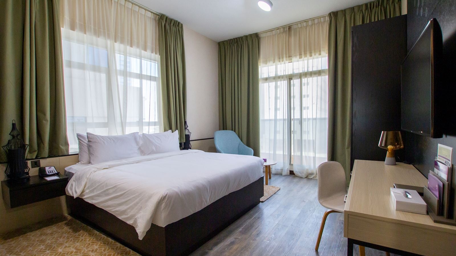 rooms-deluxe-king-room