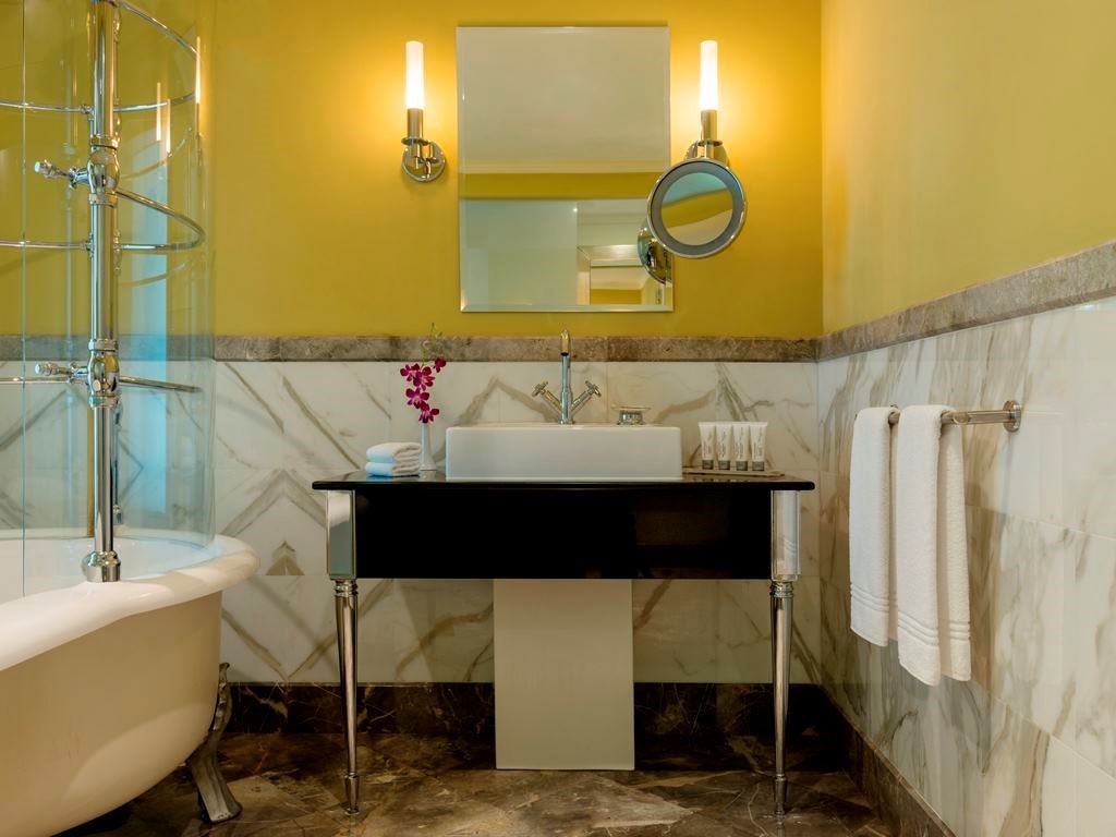 rooms-royal-club-room