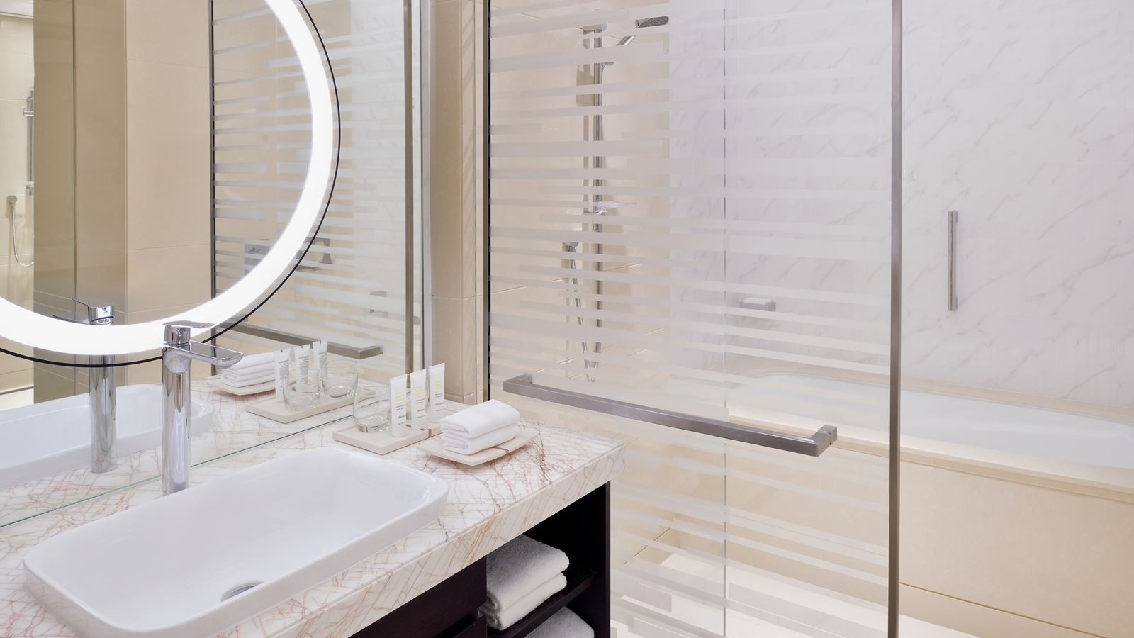 rooms-junior-suite-city-view-wo-club-access-king