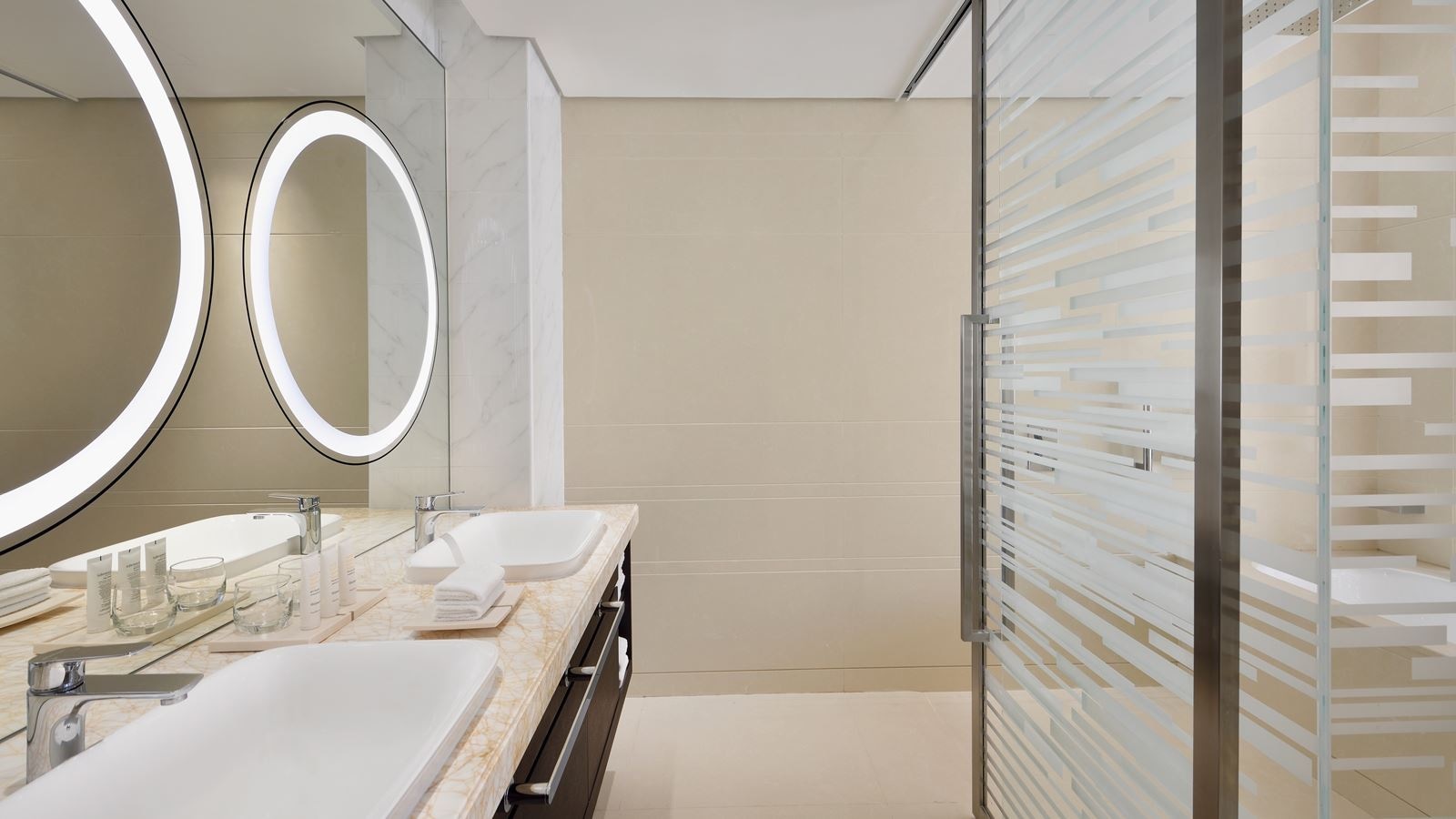 rooms-1-bedroom-suite-marina-view-wo-club-access-king