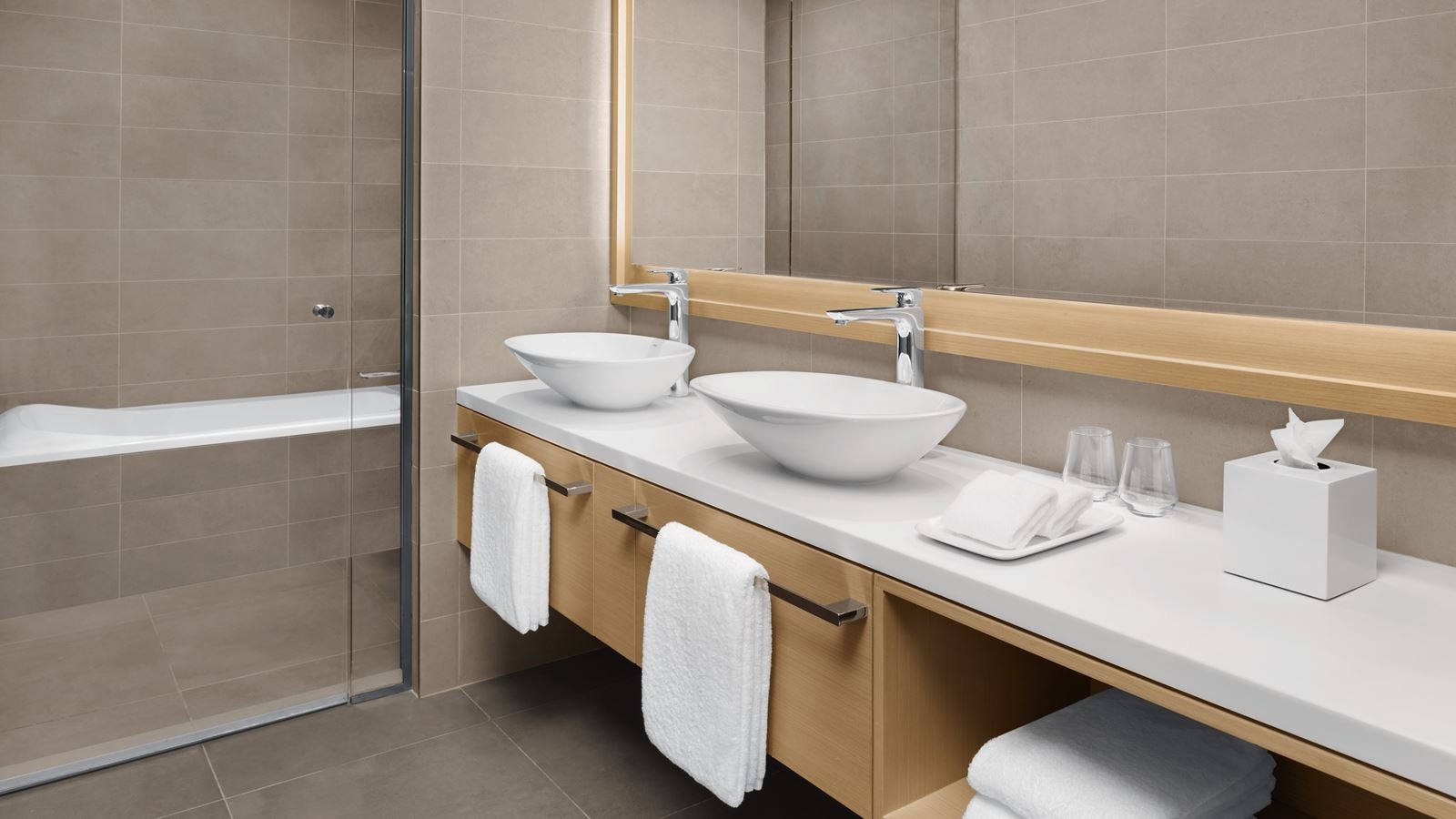 rooms-family-room-beach--pool-view-room