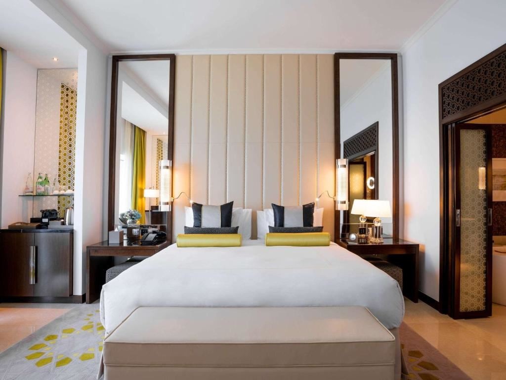 rooms-two-bedroom-family-room-courtyard--corniche-view