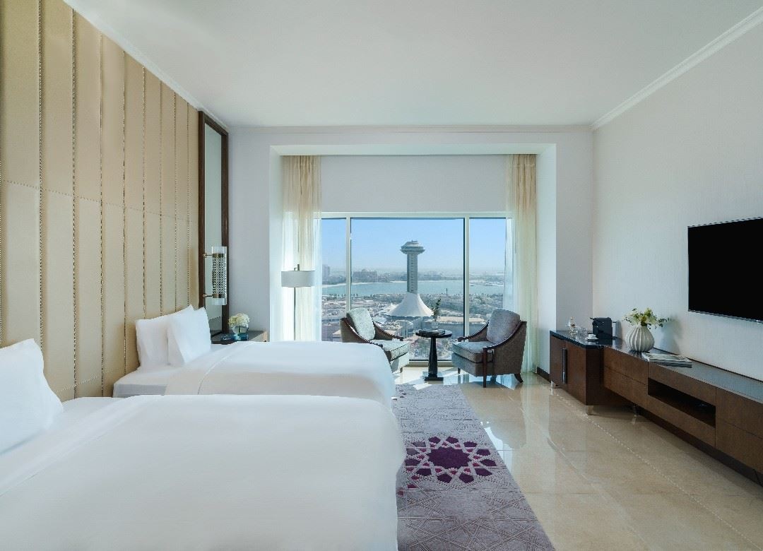 rooms-deluxe-room-corniche-view-king--twin
