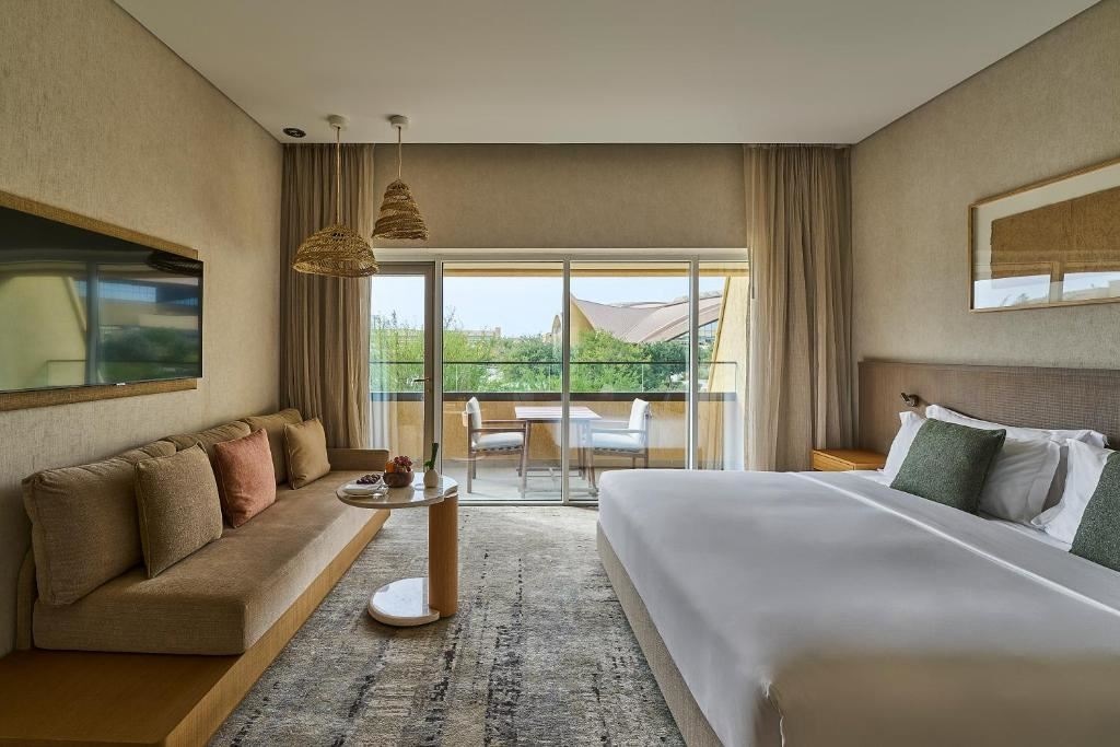rooms-family-room-2-guest-room-interconnected-1-king-+-1-twin