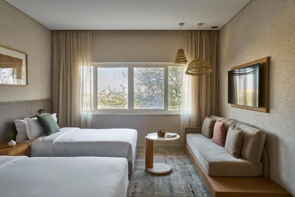 rooms-family-room-2-guest-room-interconnected-1-king-+-1-twin
