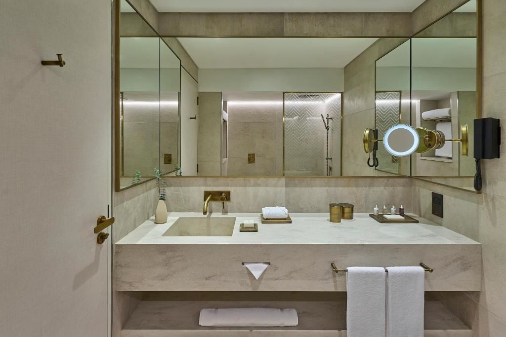 rooms-family-room-2-guest-room-interconnected-1-king-+-1-twin