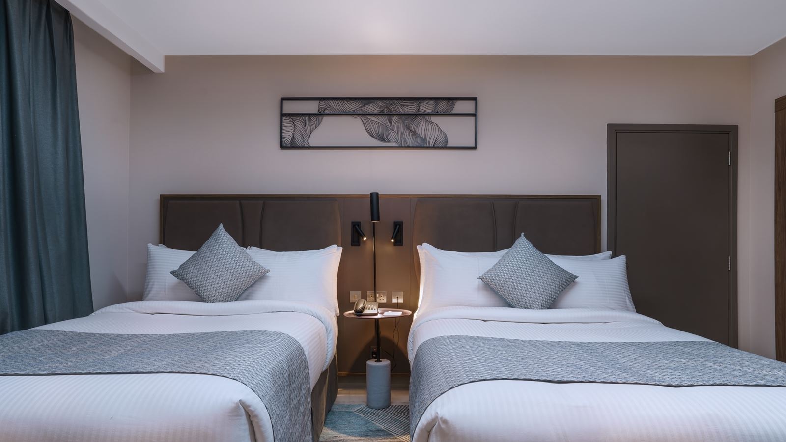 rooms-standard-city-view-deluxe-king-or-twin-bedroom