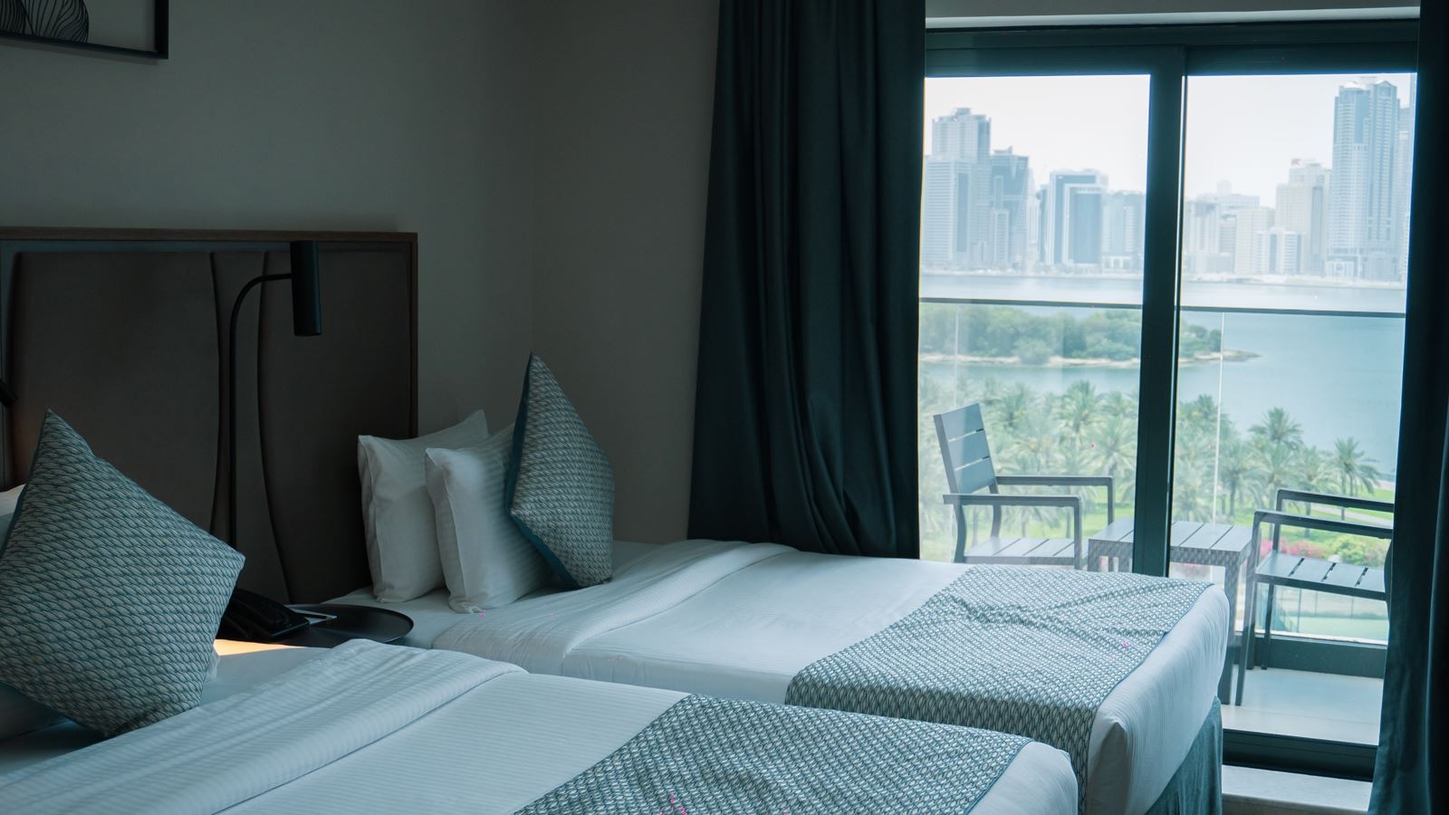 rooms-standard-lagoon-view--deluxe-king-or-twin-lagoonpool-view