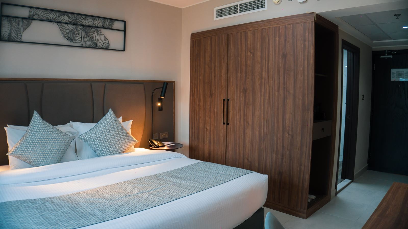 rooms-standard-city-view-deluxe-king-or-twin-bedroom