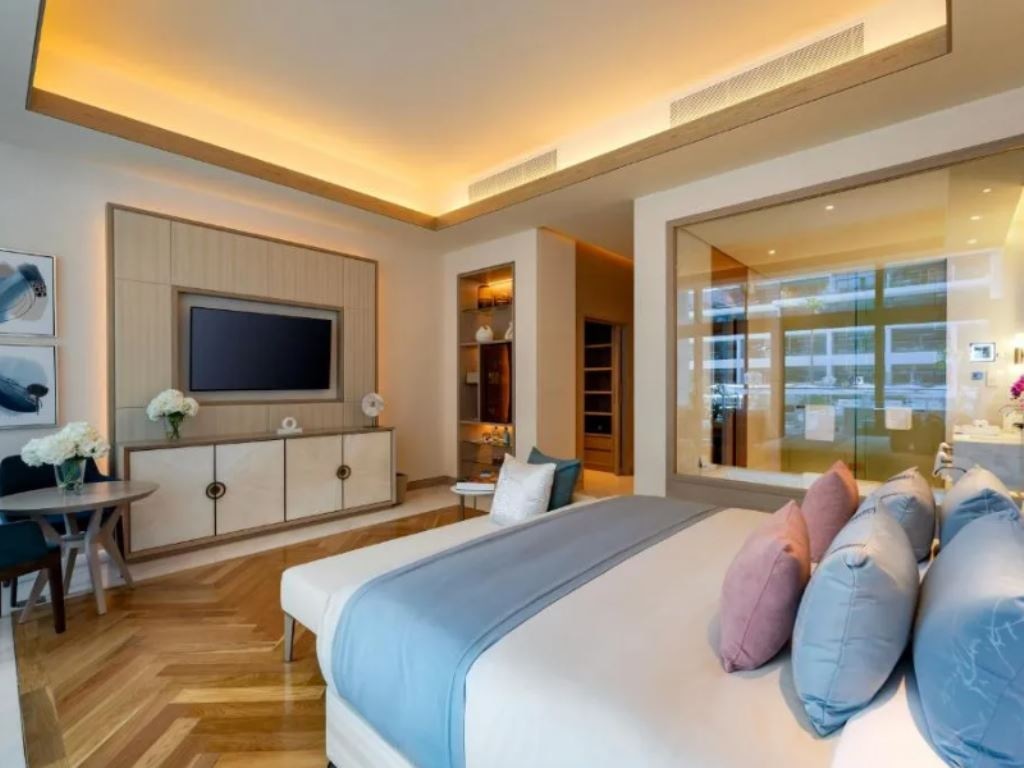 rooms-pool-party-room-with-pool