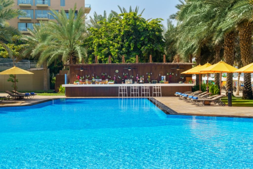 bars-the-breeze-pool-bar