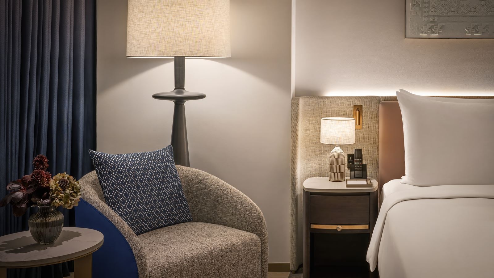 rooms-deluxe-canal-view-room-king