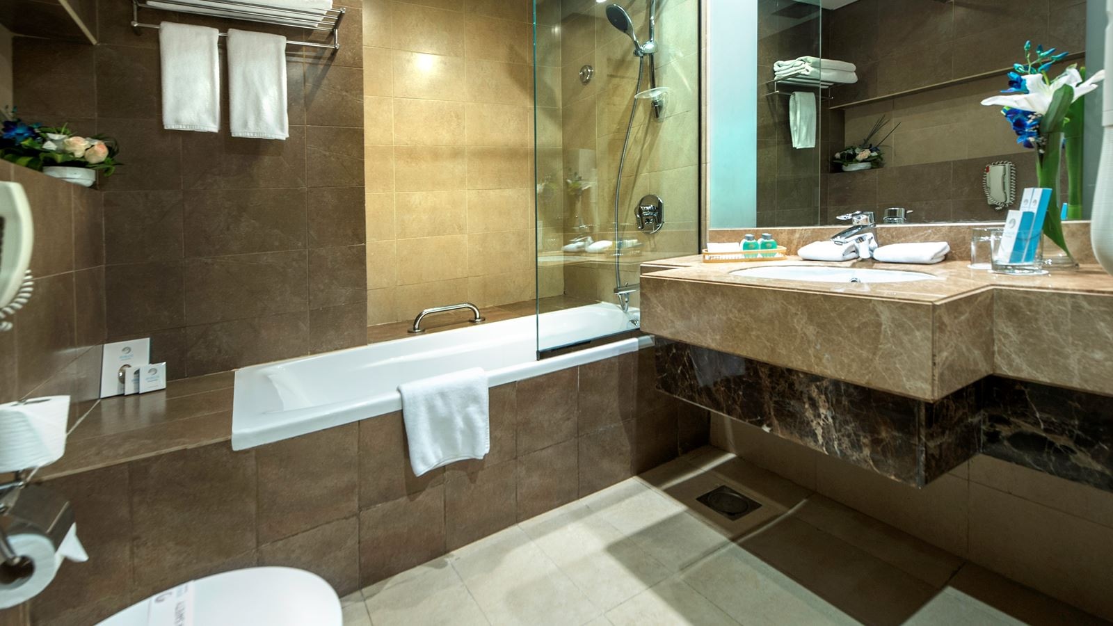 rooms-deluxe-room-city-view