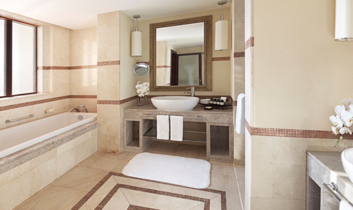 rooms-family-2-bedroom-corner-jacuzzi-palm-sea-view-suite-2-king-beds-balcony