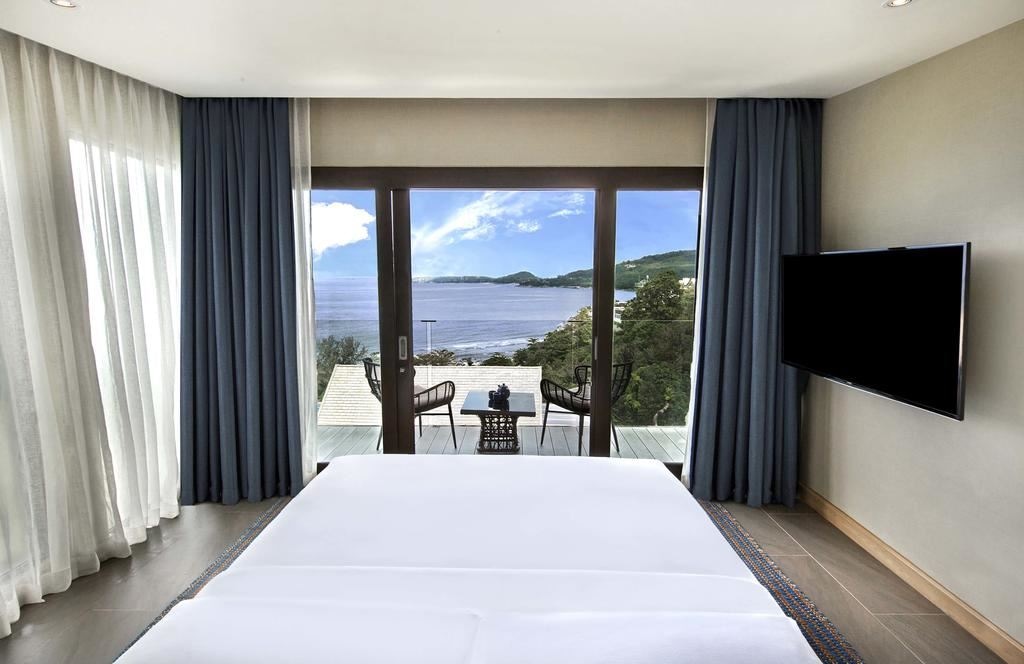 rooms-king-bed-hilltop-ocean-view-suite