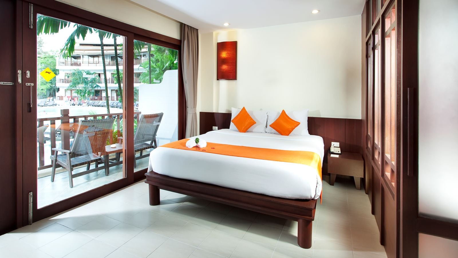 rooms-pool-access-pool-view