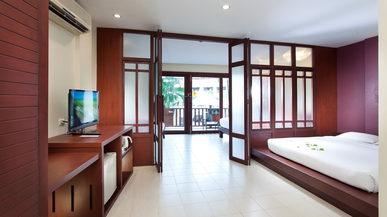 rooms-pool-access-pool-view