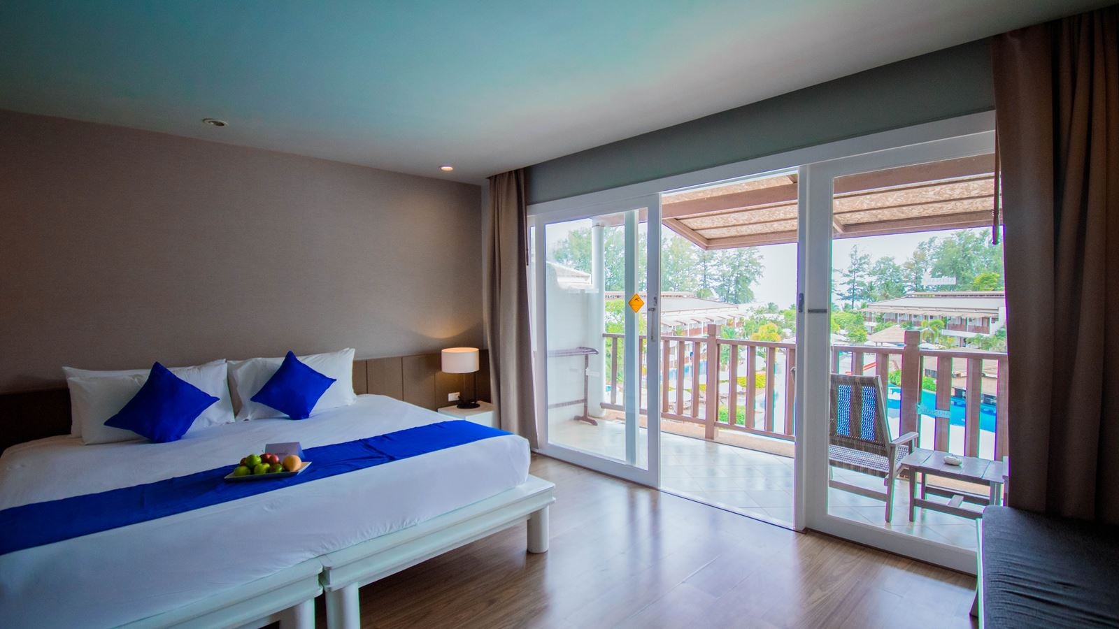 rooms-studio-pool-view