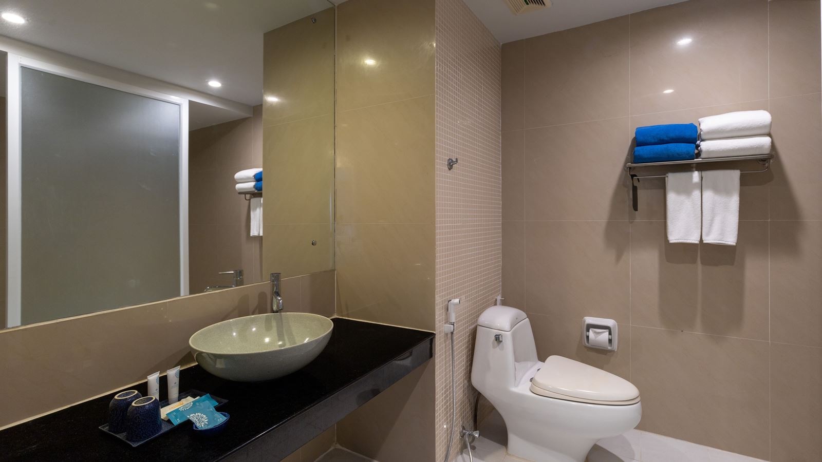 rooms-pool-access-pool-view