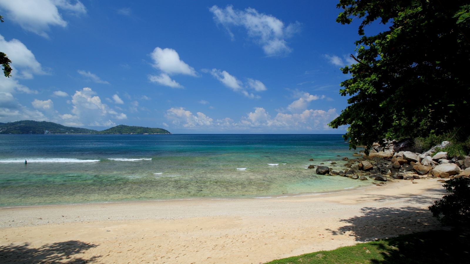rooms-one-bedroom-beach-access-pool-villa