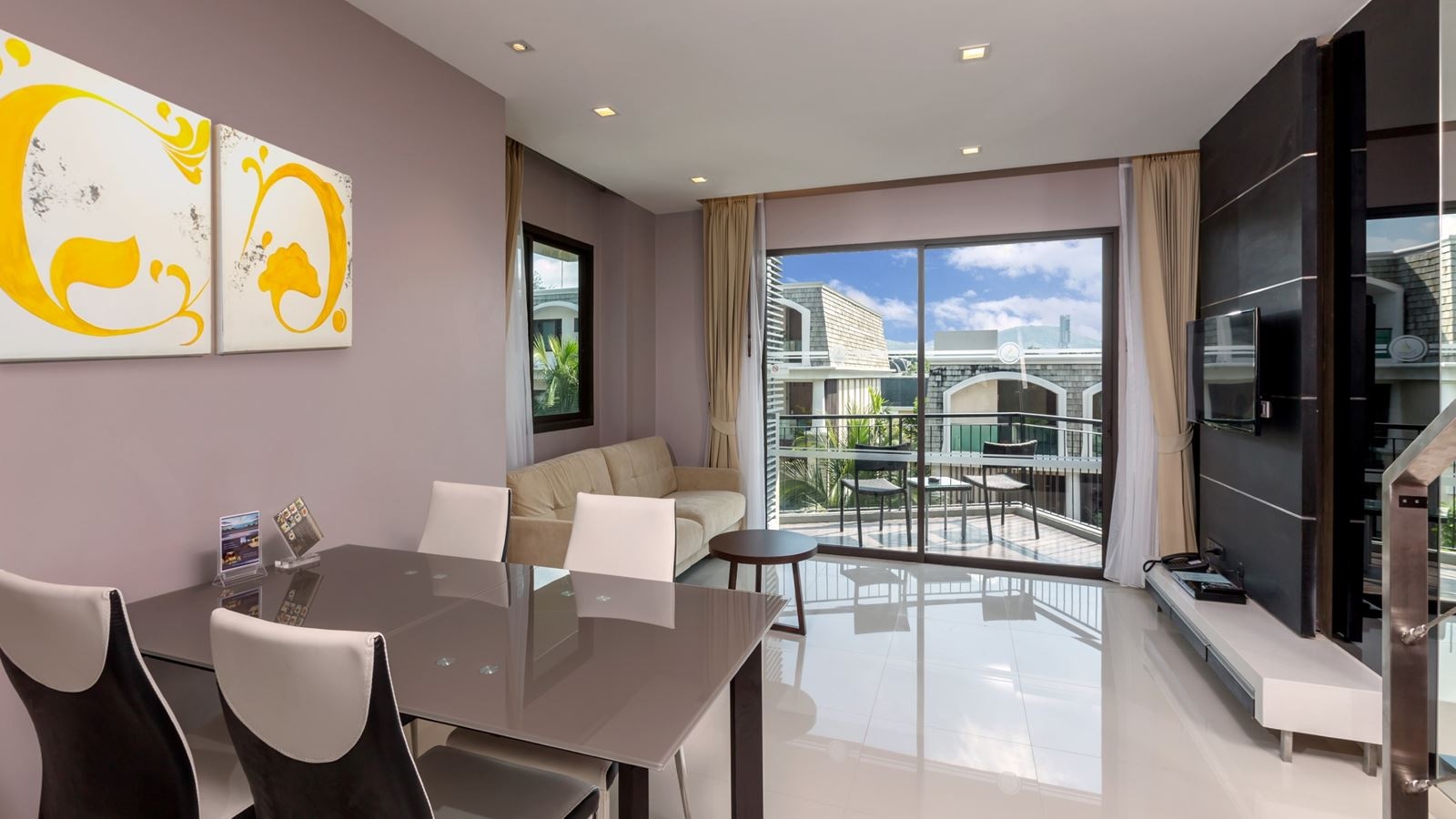 rooms-2-broom-family-suite