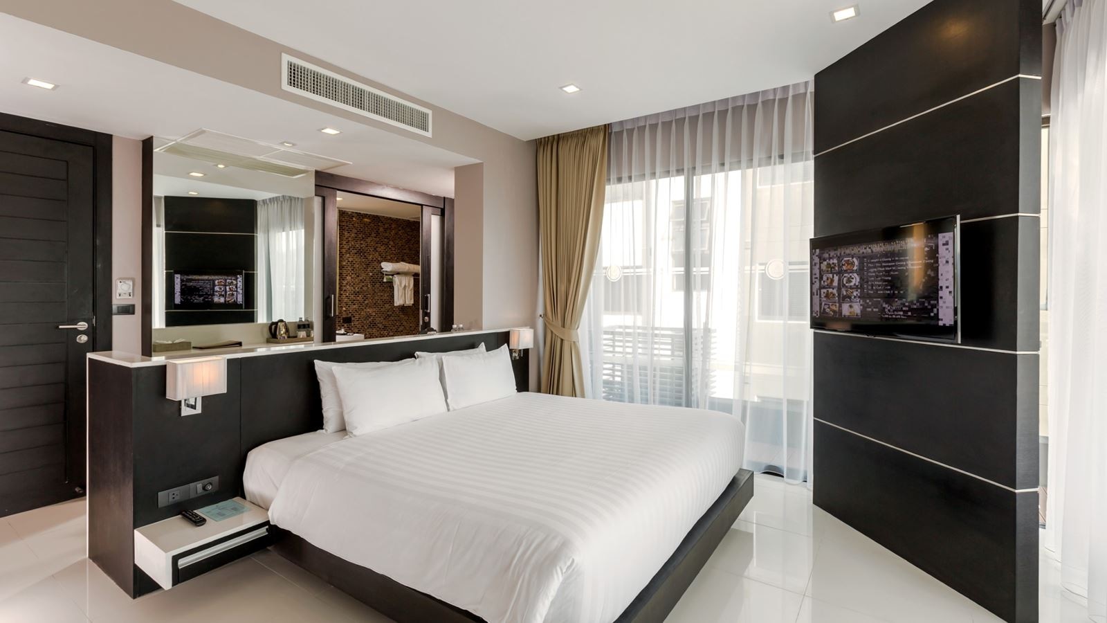 rooms-2-broom-family-suite