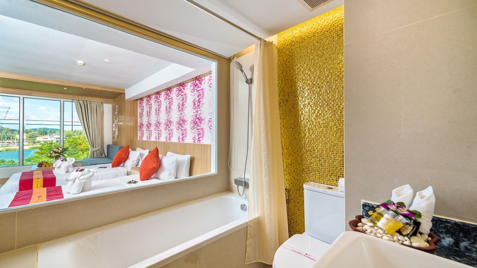 rooms-deluxe-lake-building