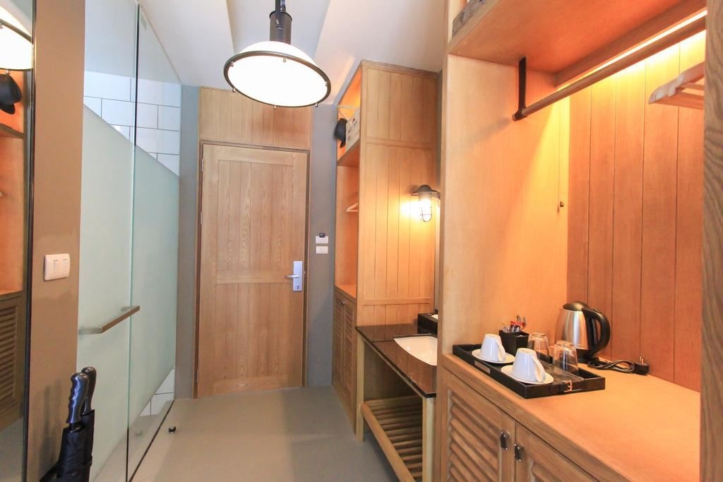 rooms-deluxe-pool-view