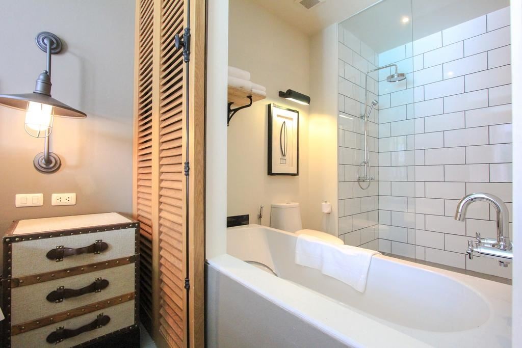 rooms-deluxe-pool-view