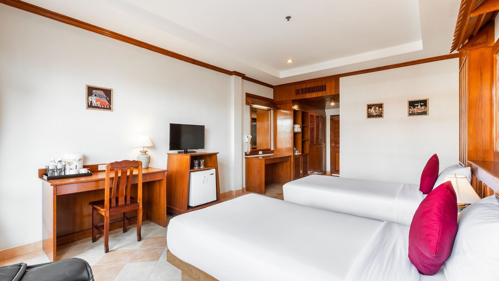 rooms-deluxe-pool-view